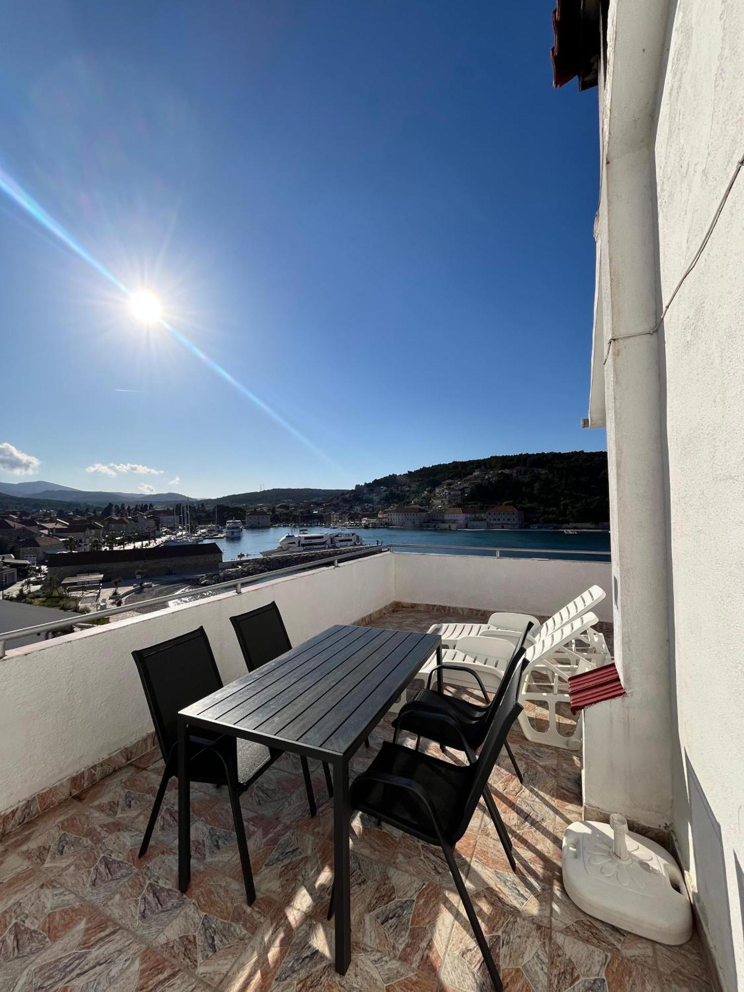Apartments Peronja Jelsa Seafront Dış mekan fotoğraf