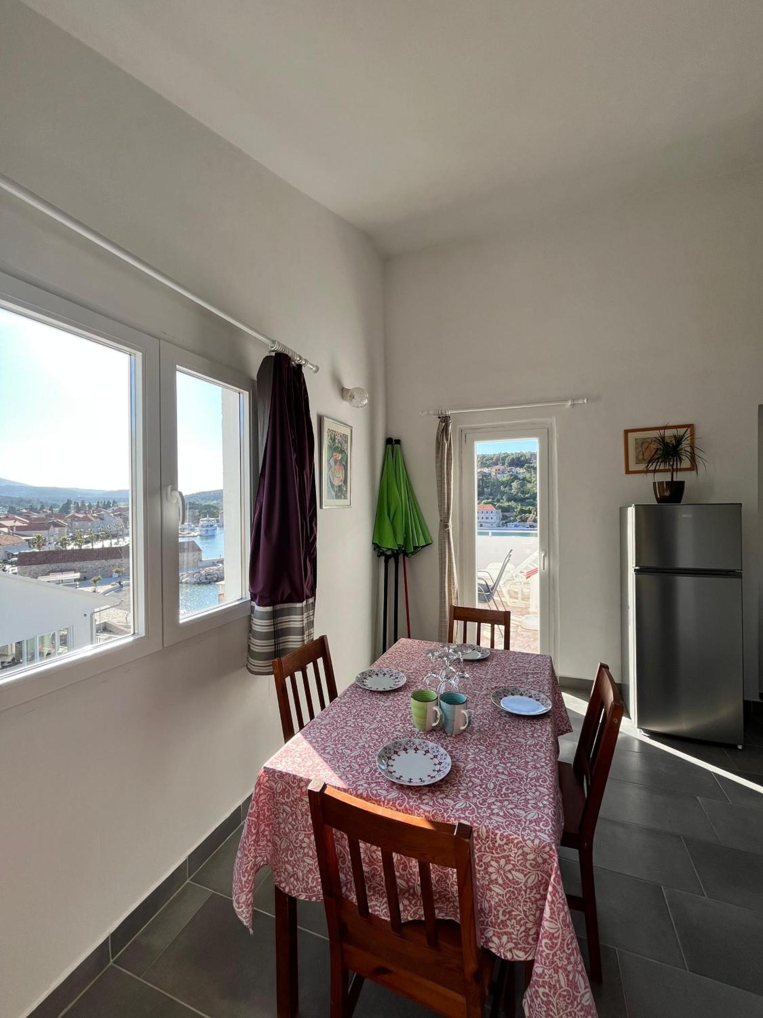 Apartments Peronja Jelsa Seafront Dış mekan fotoğraf