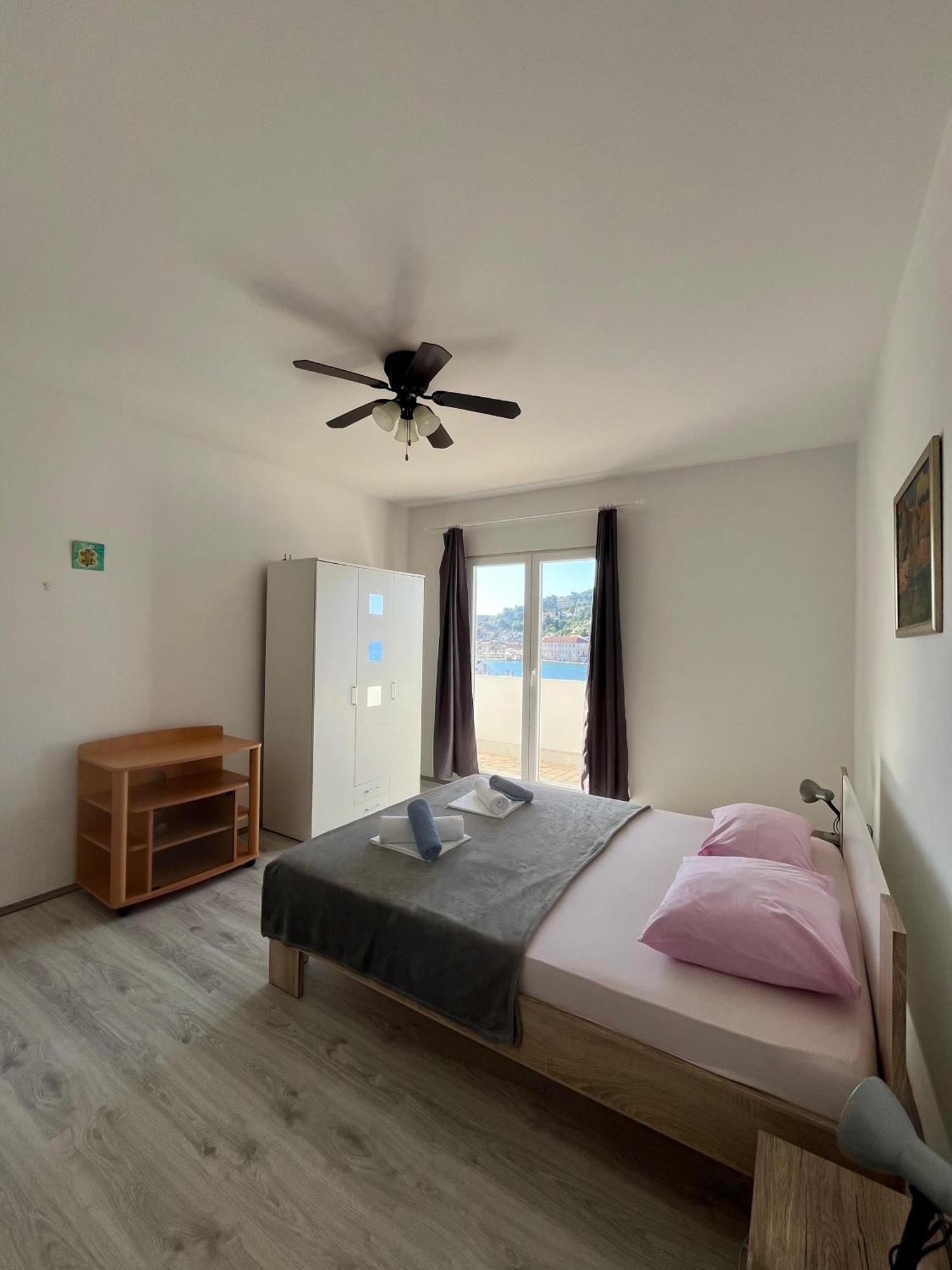 Apartments Peronja Jelsa Seafront Dış mekan fotoğraf